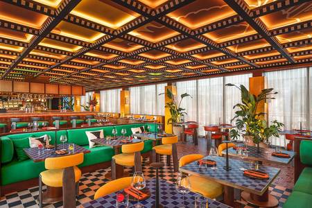 Andaz Lisbon, Blick in den Speisesaal des Restaurants mit Fokus auf das elegante Interieur.
