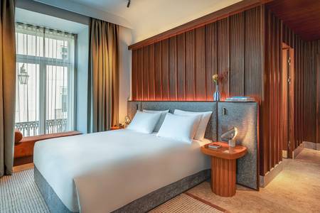 Andaz Lisbon, Premium-Doppelzimmer mit elegantem Design, Kingsize-Bett und großen Fenstern.