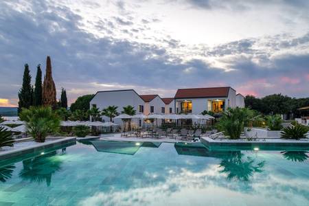 Molum Hotel & Residences, Pool/Poolbereich Molum Hotel & Residences, Pool/Poolbereich