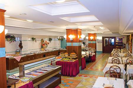 Hotel Caesar Palace, Restaurantbereich des Hotels mit gedeckten Tischen