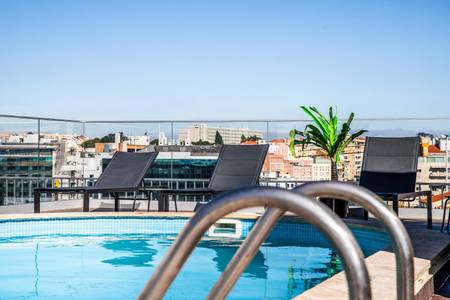 VIP Executive Suites do Marquês Hotel, Hotelpool mit Liegebereich