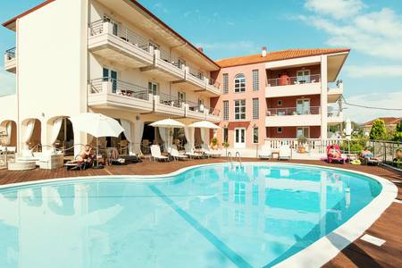 Ammos Bay, Pool mit Liegen und Sonnenschirmen