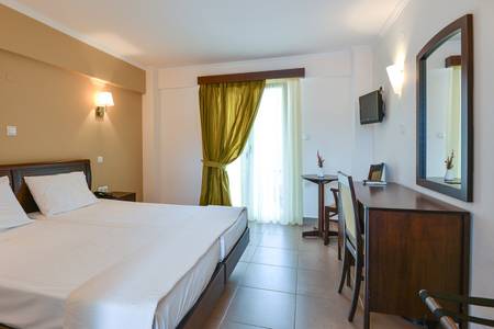 Ammos Bay, Zimmer mit heller Gestaltung und Sitzbereich