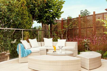 Ammos Bay, Poolbar mit moderner Gestaltung und Getränken