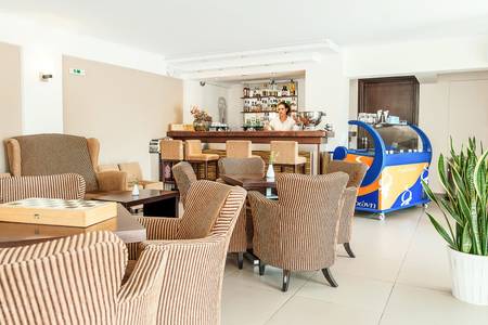 Ammos Bay, Barbereich mit Sitzgelegenheiten und Beleuchtung