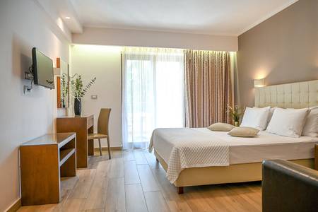 Adams Hotel Suites & Spa, Zimmer mit Doppelbett und stilvollem Design