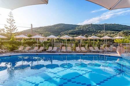 Adams Hotel Suites & Spa, Poolbereich mit Liegen und Sonnenschirmen