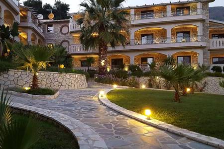 Adams Hotel Suites & Spa, Gartenanlage mit Pflanzen und gepflegten Wegen