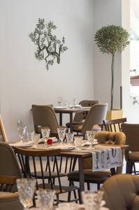 Adams Hotel Suites & Spa, Restaurant mit stilvollem Interieur