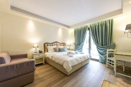 Adams Hotel Suites & Spa, Helle Junior Suite mit Sitzbereich