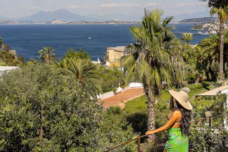 Botania Relais & Spa, Spektakulärer Ausblick von einer Terrasse auf den Golf von Neapel mit dem Vesuv im Hintergrund.