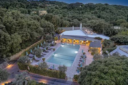 Botania Relais & Spa, Zusammenspiel von blauem Poolwasser und der Architektur des angrenzenden Restaurants.