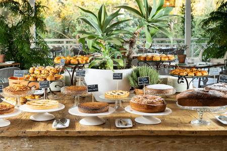 Botania Relais & Spa, Reichhaltiges amerikanisches Frühstücksbuffet mit einer großen Auswahl an Speisen.