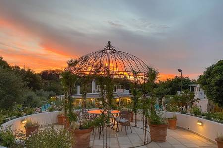 Botania Relais & Spa, Ein eleganter Holzpavillon (Gazebo) im Garten, der Schatten und Ruhe bietet.