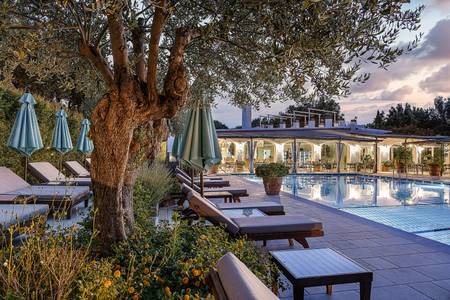 Botania Relais & Spa, Großzügige Poolterrasse mit zahlreichen Sonnenliegen und Sonnenschirmen.