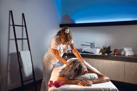 Therasia Resort Sea & Spa, Stimmungsvoller Massageraum für Wellness-Behandlungen.