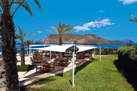 Therasia Resort Sea & Spa, Gepflegte Gartenanlage des Hotels mit mediterraner Bepflanzung.