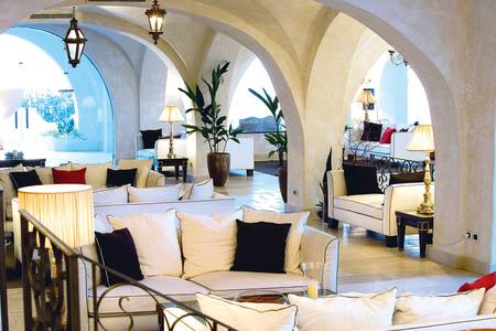 Therasia Resort Sea & Spa, Modern gestalteter Empfangsbereich und Lobby des Hotels.