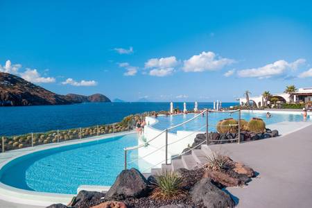 Therasia Resort Sea & Spa, Ansicht des Außenpools mit umliegenden Sonnenliegen.