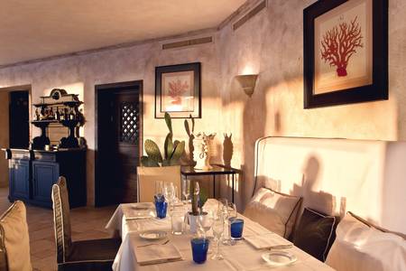 Therasia Resort Sea & Spa, Innenansicht des modern eingerichteten Restaurants Arcipelago.