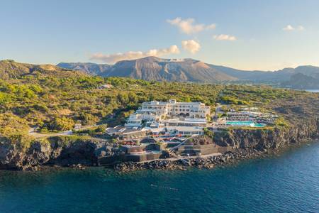 Therasia Resort Sea & Spa, sonstige Therasia Resort Sea & Spa, Gesamtansicht der Hotelanlage, die terrassenförmig in die Steilküste integriert ist.