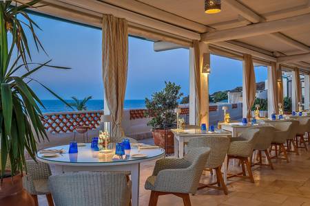 Therasia Resort Sea & Spa, Restaurant/Gastronomie Therasia Resort Sea & Spa, Außenbereich des Restaurants Arcipelago auf einer Terrasse direkt über der Küste.