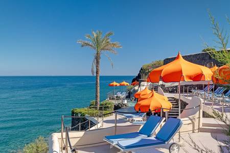 Therasia Resort Sea & Spa, sonstige Therasia Resort Sea & Spa, Badeplattformen aus Holz direkt an den Felsen der Küste mit Leitern ins Meer.