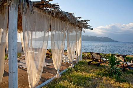 La Salina Borgo di Mare, Resort/Hotelanlage La Salina Borgo di Mare, Sonnige Aussichtsterrasse mit eleganten Loungemöbeln und weitem Panoramablick über die sizilianische Küste.
