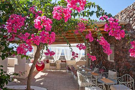 La Salina Borgo di Mare, Resort/Hotelanlage La Salina Borgo di Mare, Gemütlicher Sitzbereich auf einer Hotelterrasse mit Blick auf das Meer, umgeben von mediterranen Pflanzen.