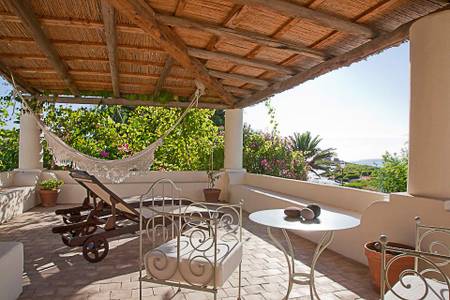 La Salina Borgo di Mare, Zimmer/Wohnbeispiel La Salina Borgo di Mare, Private Zimmerterrasse mit bequemen Sitzmöglichkeiten und Blick in den Garten oder auf das Meer.