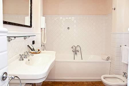 La Salina Borgo di Mare, Zimmer/Wohnbeispiel La Salina Borgo di Mare, Modern gestaltetes Badezimmer mit hellen Fliesen, einer Dusche und hochwertigen Armaturen.