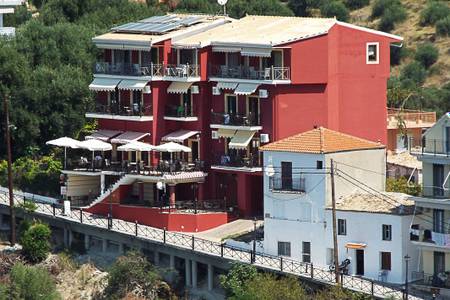 Hotel Palatino, Außenansicht des Hotelgebäudes in Griechenland in Strandnähe.