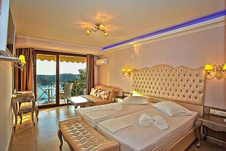 Hotel Palatino, Blick auf das Doppelbett und die wohnliche Gestaltung des Zimmers.