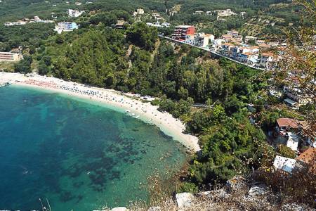 Hotel Palatino, Blick auf den feinen Sandstrand und das türkisfarbene Meer in Griechenland.