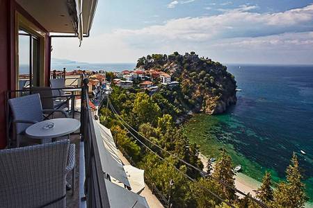 Hotel Palatino, Blick über die Meeresbucht bei strahlendem Sonnenschein.