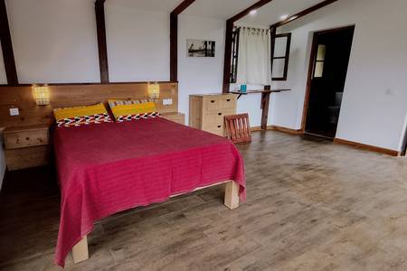 Casa Cavoquinho, Einfach und gemütlich eingerichtetes Hotelzimmer mit lokalem Charme.