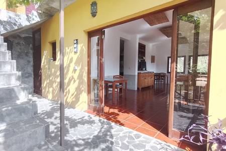 Casa Cavoquinho, Innenbereich des Hotelrestaurants mit landestypischer Dekoration und Holztischen.