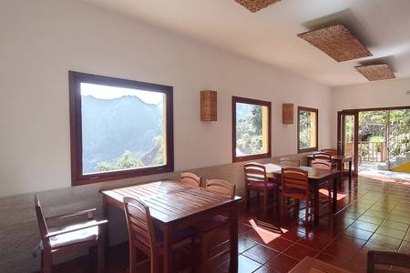 Casa Cavoquinho, Blick über das Buffet im Restaurantbereich mit einer Auswahl an lokalen Speisen.