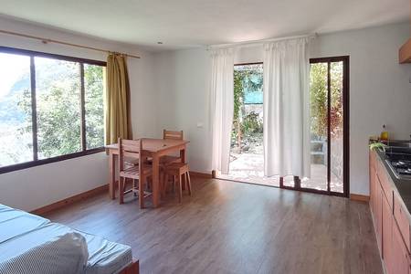 Casa Cavoquinho, Geräumiges Studio mit kleiner Küchenzeile und kombiniertem Wohn-Schlafbereich.