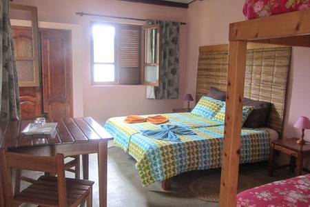 Casa das Ilhas, Zimmer/Wohnbeispiel Casa das Ilhas, Geräumiges Schlafzimmer mit minimalistischem Design, Doppelbett und warmen Holzakzenten.