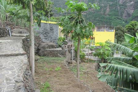 Casa das Ilhas, Resort/Hotelanlage Casa das Ilhas, Außenansicht der Hotelanlage mit gepflasterten Gehwegen und einer modernen Architektur unter blauem Himmel.
