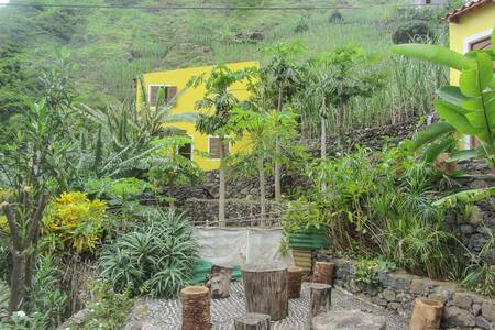 Casa das Ilhas, Resort/Hotelanlage Casa das Ilhas, Modernes, zweistöckiges Hotelgebäude mit weißen und braunen Fassadenelementen vor einer kargen Bergkulisse.