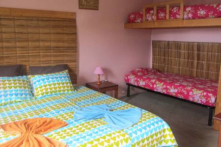 Casa das Ilhas, Zimmer/Wohnbeispiel Casa das Ilhas, Modernes Badezimmer mit Glasduschkabine, hellem Waschtisch und großen Spiegeln.