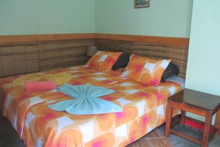 Casa das Ilhas, Zimmer/Wohnbeispiel Casa das Ilhas, Blick vom Hotelzimmer durch eine geöffnete Tür auf eine Terrasse mit Sitzgelegenheiten und Bergpanorama.