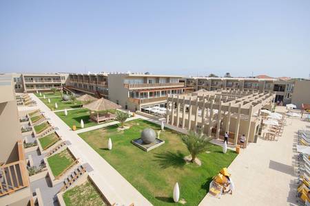 Oásis Salinas Sea, Große Hotelanlage mit mehreren Gebäudekomplexen und Palmen direkt an einem weitläufigen Sandstrand.