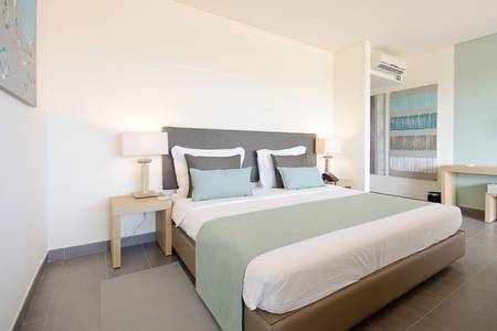 Oásis Salinas Sea, Detailansicht der Zimmerausstattung mit Schrank und hellen Holzoberflächen.