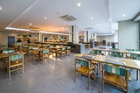 Oásis Salinas Sea, Außenbereich des Restaurants mit überdachten Sitzplätzen und Blick ins Grüne.