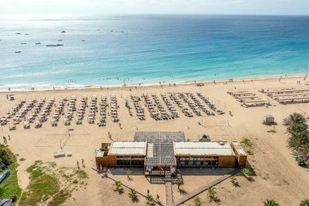Oásis Salinas Sea, Rustikale Strandbar aus Holz direkt im Sand mit Blick auf den Atlantik.