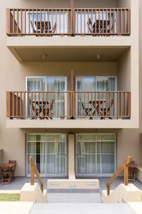 Oásis Salinas Sea, Seitenansicht des Hotels mit Palmen und gepflegten Außenanlagen bei strahlendem Sonnenschein.