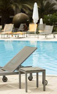 Oásis Salinas Sea, Große Außenpoolanlage mit zahlreichen Sonnenliegen und Blick auf das Meer.